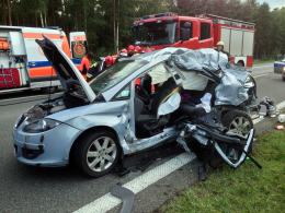 Kobieta zawracała na autostradzie, wjechała pod ciężarówkę