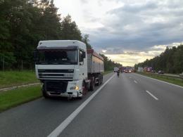 Kobieta zawracała na autostradzie, wjechała pod ciężarówkę