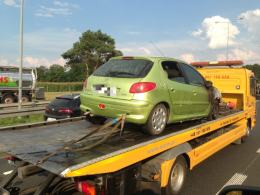 Pożar samochodu i kolizja na autostradzie A4