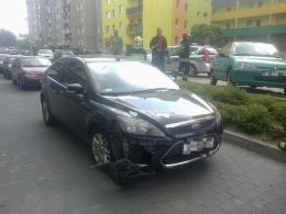 Kobieta pomyliła gaz z hamulcem i wjechała w witrynę sklepu