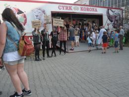 Młodzi opolanie protestowali przed występem cyrku