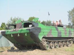 Miłośnicy pojazdów militarnych zjechali do Winowa