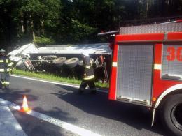 Ciężarówka przewróciła się w lesie pod Dąbrową