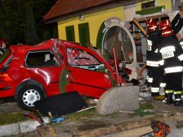 Kilkadziesiąt minut po porzuceniu ciała w stawie Adam J. roztrzaskał volkswagena golfa o budynek sklepu.