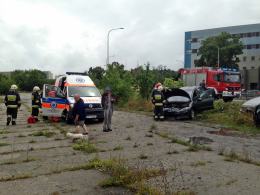 Podczas jazdy pękła opona. Dwa auta wylądowały na trawniku.