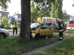 Wypadek na ul. Oleskiej, daewoo uderzyło w drzewo