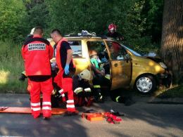 Wypadek na ul. Oleskiej, daewoo uderzyło w drzewo