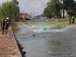 Strażacy grają w piłkę na prąd wodny