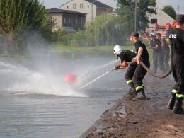 Strażacy grają w piłkę na prąd wodny