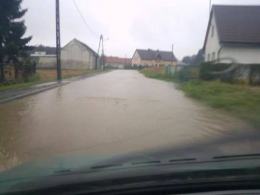 Zalana droga w Urbanowicach.(Fot: czytelniczka Beata)