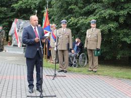 Marszałek Andrzej Buła złożył kwiaty pod pomnikiem Armii Krajowej.