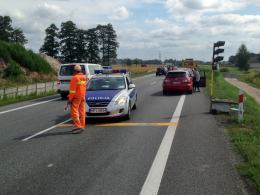 Robotnik kierujący ruchem potrącony przez samochód