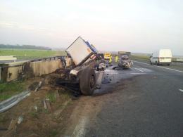 Przewrócona ciężarówka blokuje ruch na autostradzie