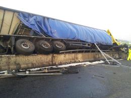 Przewrócona ciężarówka blokuje ruch na autostradzie