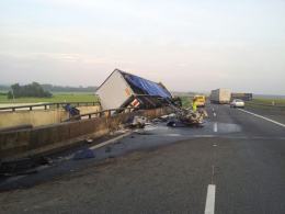 Przewrócona ciężarówka blokuje ruch na autostradzie