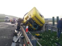 Przewrócona ciężarówka blokuje ruch na autostradzie