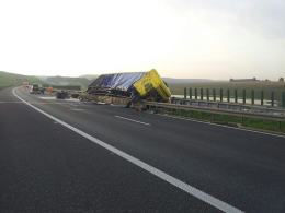 Przewrócona ciężarówka blokuje ruch na autostradzie