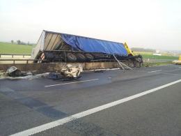 Przewrócona ciężarówka blokuje ruch na autostradzie