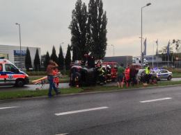 Samochód przewrócił się na bok, ranna pasażerka