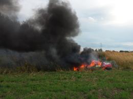 Spłonął samochód porzucony przy obwodnicy Opola