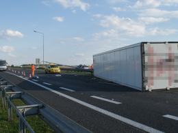 Przewrócona ciężarówka utrudnia ruch na A4