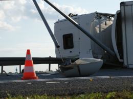 Przewrócona ciężarówka utrudnia ruch na A4