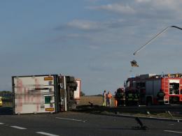 Przewrócona ciężarówka utrudnia ruch na A4