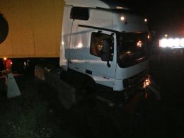 Kierowca ciężarówki zasnął za kierownicą i wjechał w bariery