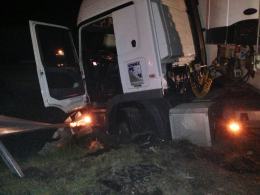 Kierowca ciężarówki zasnął za kierownicą i wjechał w bariery