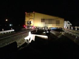 Kierowca ciężarówki zasnął za kierownicą i wjechał w bariery