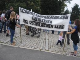 Grupa opolan wyposażona w transparenty protestowała przeciwko budowie jakiejkolwiek drogi na Wyspie Bolko.