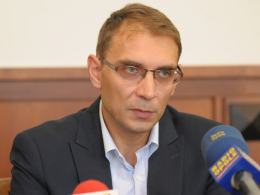 Paweł Krawczyk, naczelnik wydziału budżetowego opolskiego ratusza wyjaśniał powody wydłużenia rozmów z inwestorem.(Fot: Dżacheć)