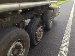 Wystrzał opony w ciężarówce powodem zderzenia na A4