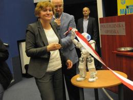 Szarfę podczas otwarcia imprezy przytrzymał robot Nao.