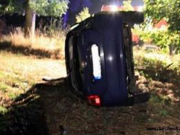 Toyota dachowała w polu niedaleko Byczyny