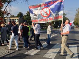 Zablokowali drogę, bo nie chcą turbin wiatrowych pod domami