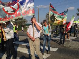 Zablokowali drogę, bo nie chcą turbin wiatrowych pod domami