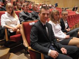 Nikola Schmidt (z lewej) wybrała ekonomię na PO. W poniedziałek odebrała indeks.