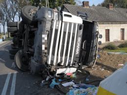 Bus zderzył się z ciężarówką na DK40. 6 osób rannych.