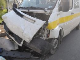 Bus zderzył się z ciężarówką na DK40. 6 osób rannych.
