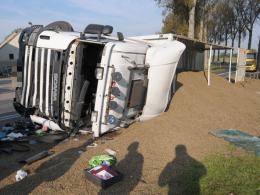 Bus zderzył się z ciężarówką na DK40. 6 osób rannych.