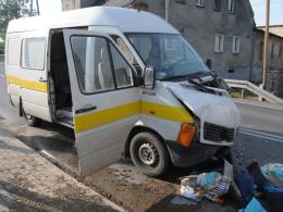 Bus zderzył się z ciężarówką na DK40. 6 osób rannych.
