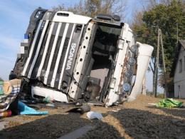 Bus zderzył się z ciężarówką na DK40. 6 osób rannych.