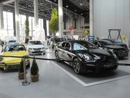 Podczas imprezy można zobaczyć wiele ciekawych egzemplarzy z różnych czasów rozwoju motoryzacji. Porsche 911 Targa stoi tu obok hybrydowej Panamery.