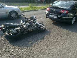 Motocyklistka uderzyła w tył volkswagena