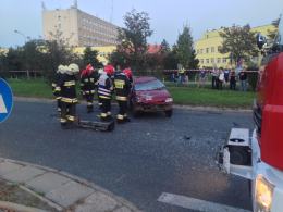 Zderzenie i dachowanie na Alei Witosa. Trzy osoby ranne.