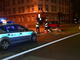 Zignorował czerwone światło, uderzył w taksówkę i uciekł pieszo