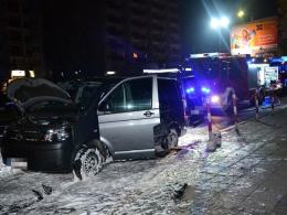 Zignorował czerwone światło, uderzył w taksówkę i uciekł pieszo