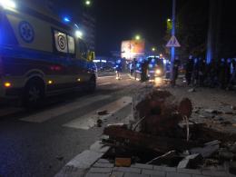 Zignorował czerwone światło, uderzył w taksówkę i uciekł pieszo