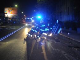 Zignorował czerwone światło, uderzył w taksówkę i uciekł pieszo